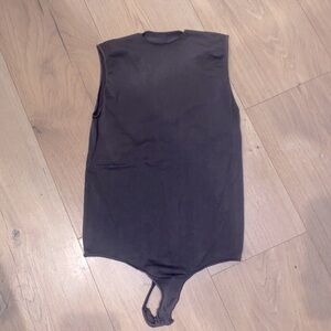 SKIMS ESSENTIAL CREW NECK SLEEVELESS BODYSUIT |
DARK PURPLE / S/M